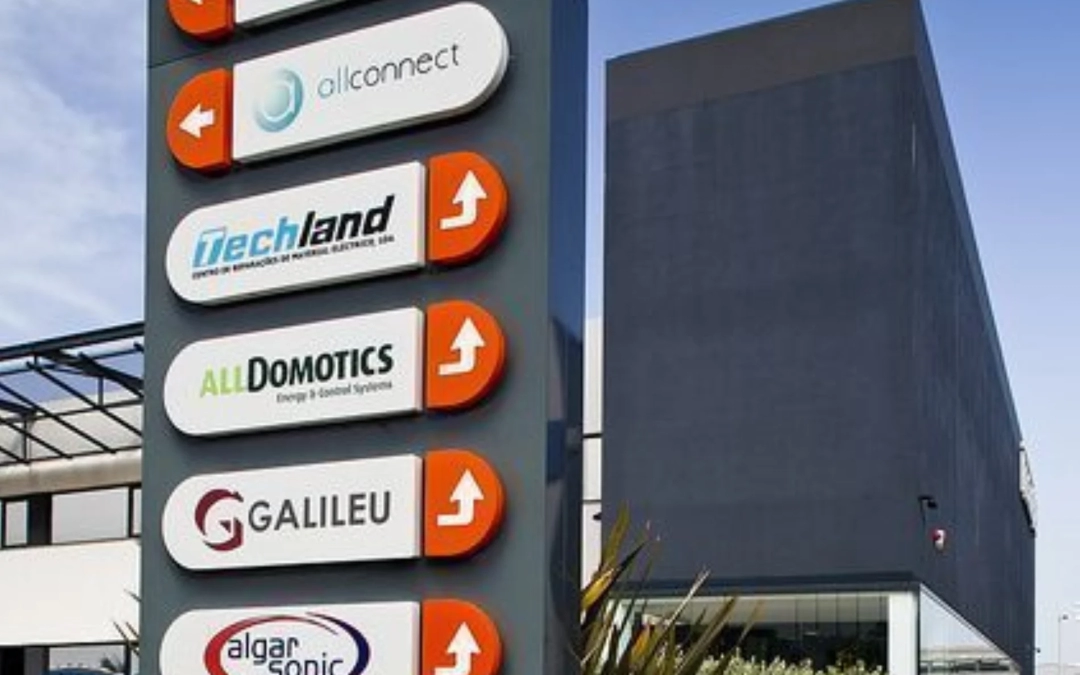 Enseigne Publicitaire à Sénas – Pose Rapide