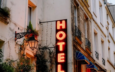 Enseigne Lumineuse à Tarascon – Signalétique Durable