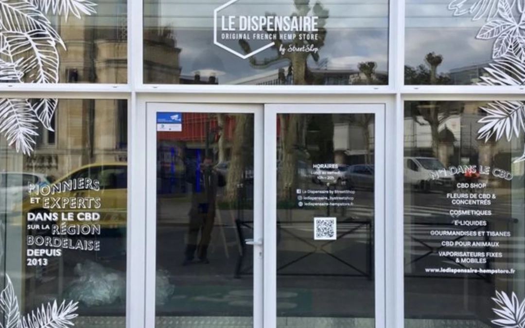 Vitrophanie à Sénas – Enseignes Raffinées